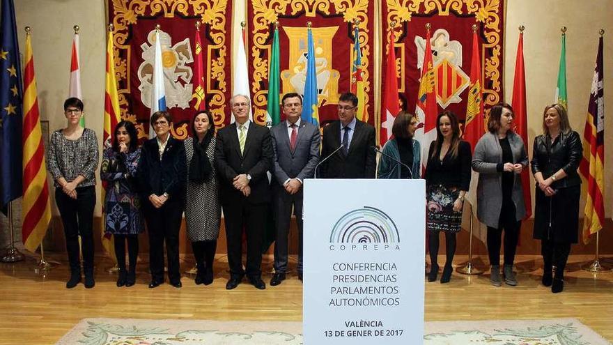 Silvia Clemente, tercera por la derecha, en la Conferencia de Presidentes de Parlamentos Autonómicos.