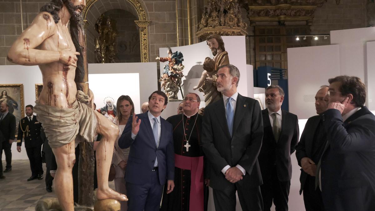 Desde la izquierda, el presidente Mañueco, el obispo de Ávila, José María Gil Tamayo, y el rey Felipe VI durante la inauguración de la exposición.