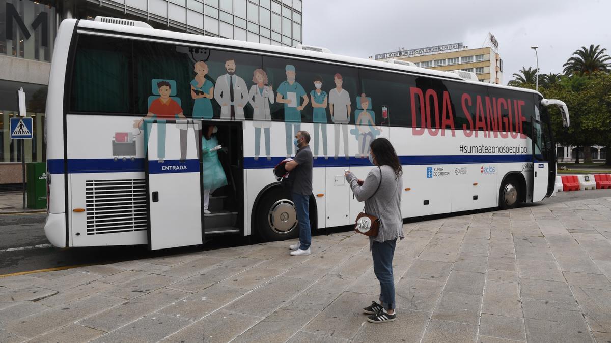 Coruñeses aguardan para acceder a una unidad móvil de ADOS, en el Obelisco. // Carlos Pardellas