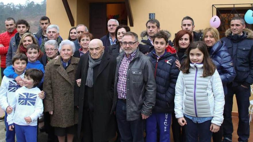 Ceferino Riesgo, en el centro, con su familia, en Romadorio.