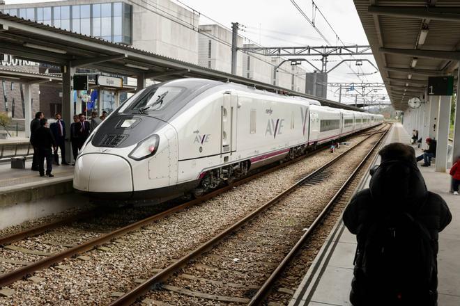 EN IMÁGENES: Otro hito para la llegada de los Avril: el primer AVE con pasajeros completa un trayecto Madrid-Asturias