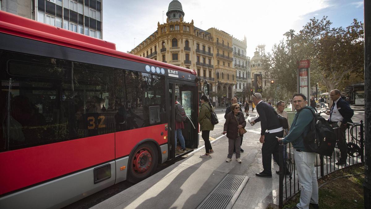 El 32 para en la nueva dársena de la plaza del Ayuntamiento.