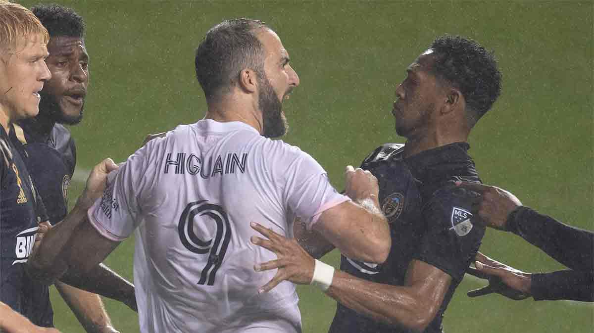 ¿Te imaginabas este debut de Higuaín en la MLS? Falla un penalti y se lía después