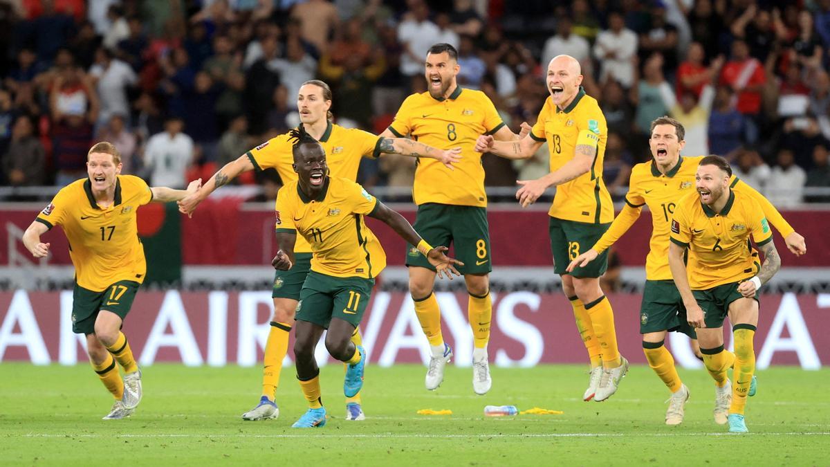 Awer Mabil, en el centro, celebra la clasificación para el Mundial junto a sus compañeros de la selección de Australia.