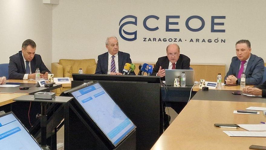 Benito Tesier, Miguel Marzo, Félix Longás y Juan Ciércoles, en la rueda de prensa ofrecida este lunes por la CEOE Aragón.