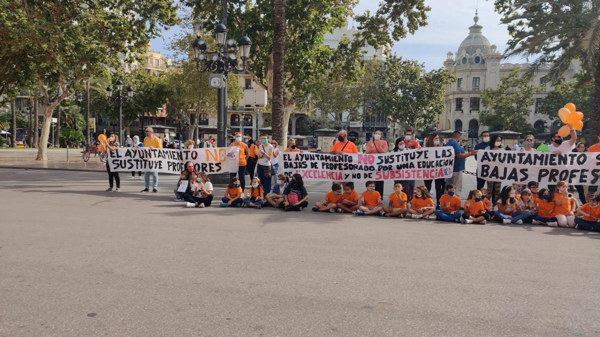 Los niños acompañados de los padres y madres, y de los profesores, protagonizaron una sentada en la plaza del Ayuntamiento.