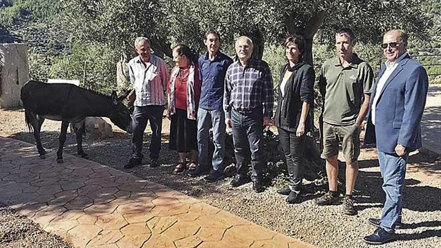 Autoridades y representantes de la DOP Oliva de Mallorca, ayer, en La ResidÃ¨ncia de DeiÃ .