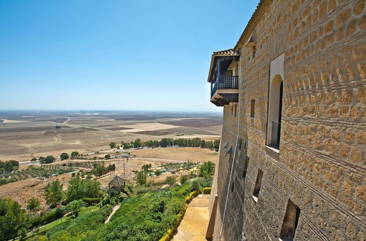El Parador de Carmona, una joya histórica que permite dormir en un alcázar árabe del siglo XIV