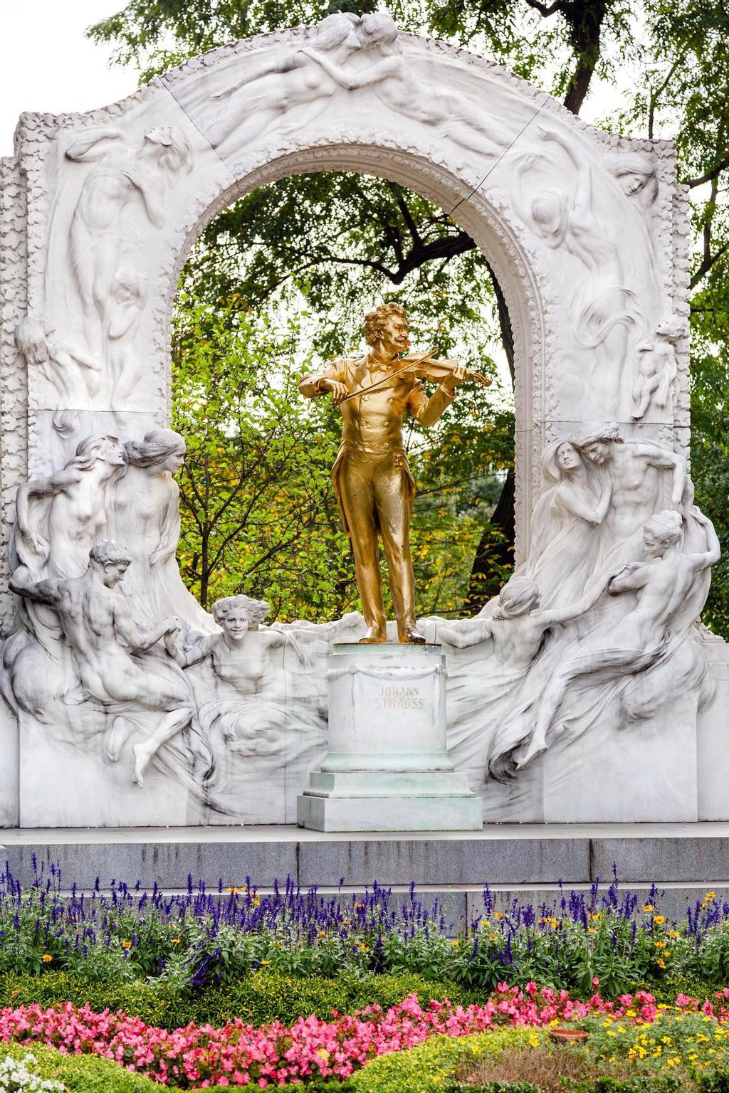 Estatua bañada en oro de Johann Strauss hijo en el parque municipal Stadtpark de Viena.