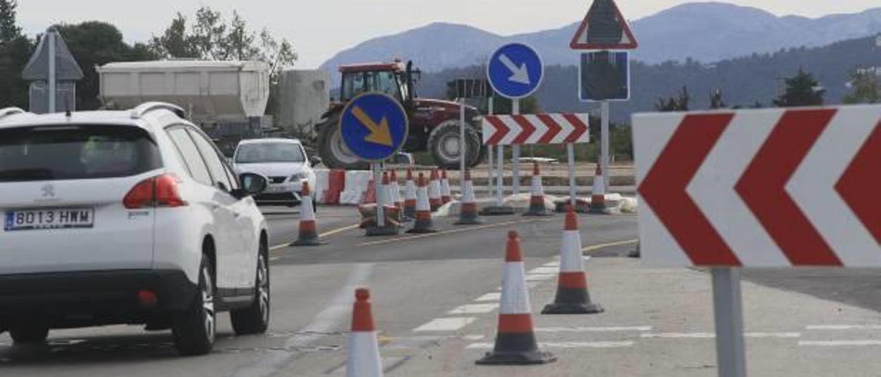 Una torre eléctrica impide abrir hasta Fallas la rotonda de la carretera de la Vital