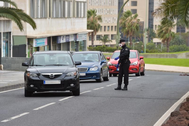 24-03-2020 LAS PALMAS DE GRAN CANARIA. La Policía Local realiza controles por la cuarentena del Covid-19. Fotógrafo: ANDRES CRUZ  | 24/03/2020 | Fotógrafo: Andrés Cruz