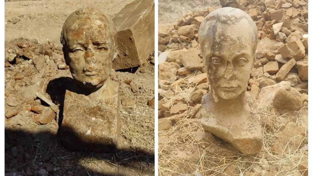 Encuentran enterrados dos bustos de Franco y Primo de Rivera en una obra en Badajoz