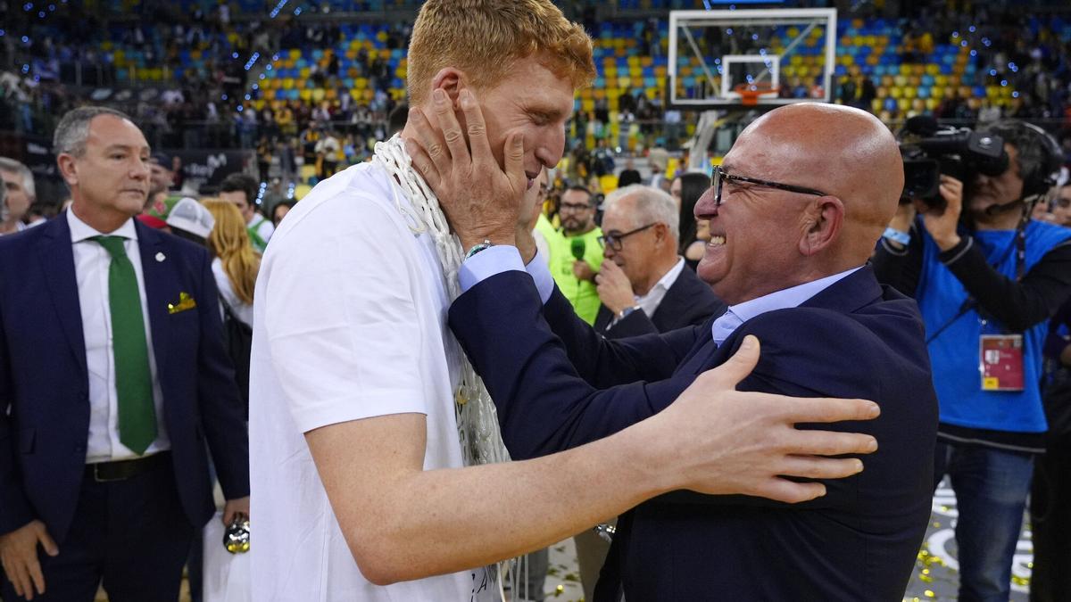 Antonio Jesús López Nieto felicita a Alberto Díaz, tras ganar la Copa del Rey de Gran Canaria 2025