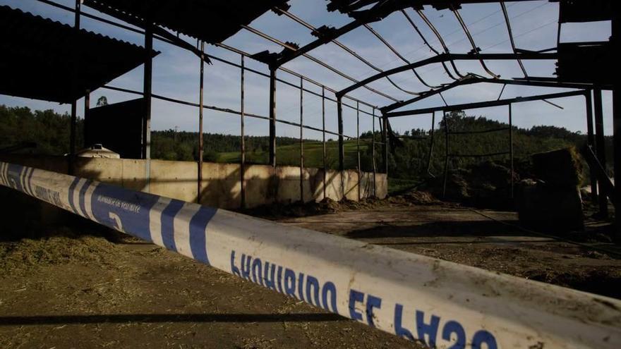 La nave afectada por el fuego, con parte de la techumbre destruida.