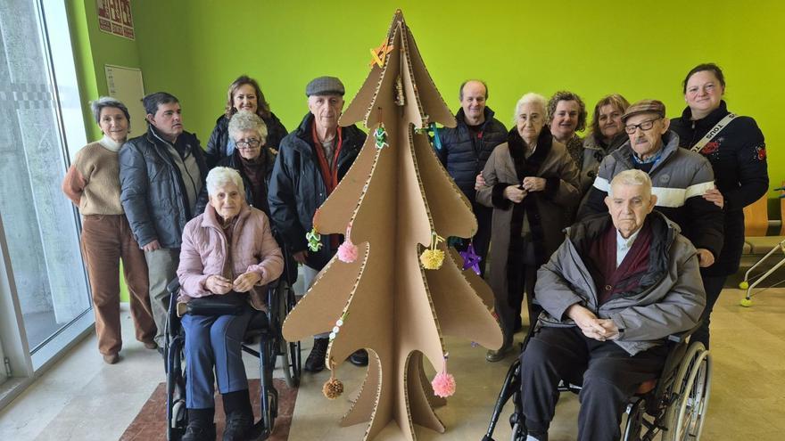Residentes del ERA decoraron un árbol en el Centro Polivalente de Lugones | A. S.
