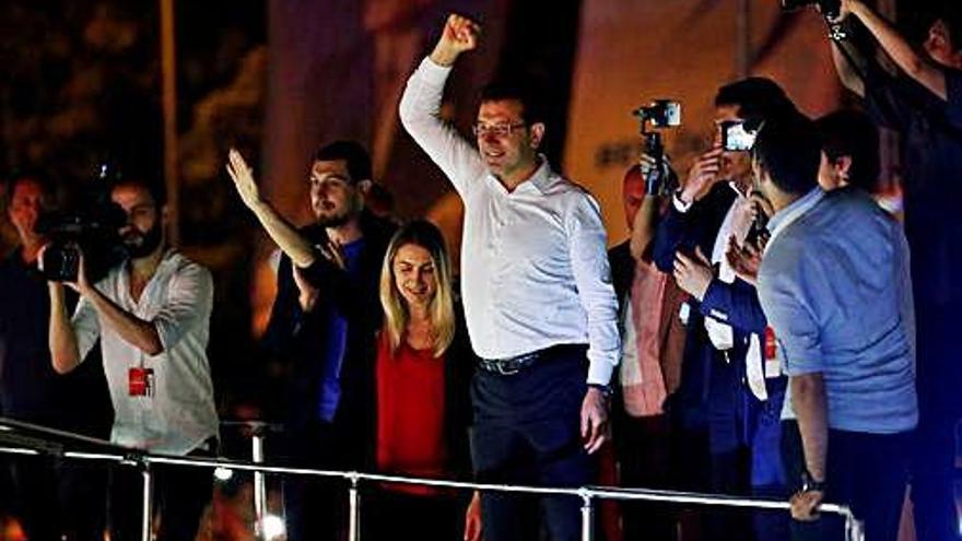 Ekrem Imamoglu celebra la seva victòria a Istanbul.