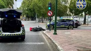 Accidente mortal en Sevilla: fallece un motorista de 44 años al chocar contra una farola