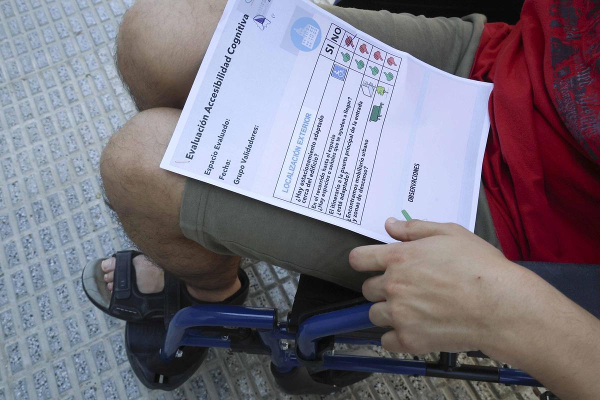 Personas con discapacidad intelectual validan la accesibilidad de los colegios electorales en Sant Joan