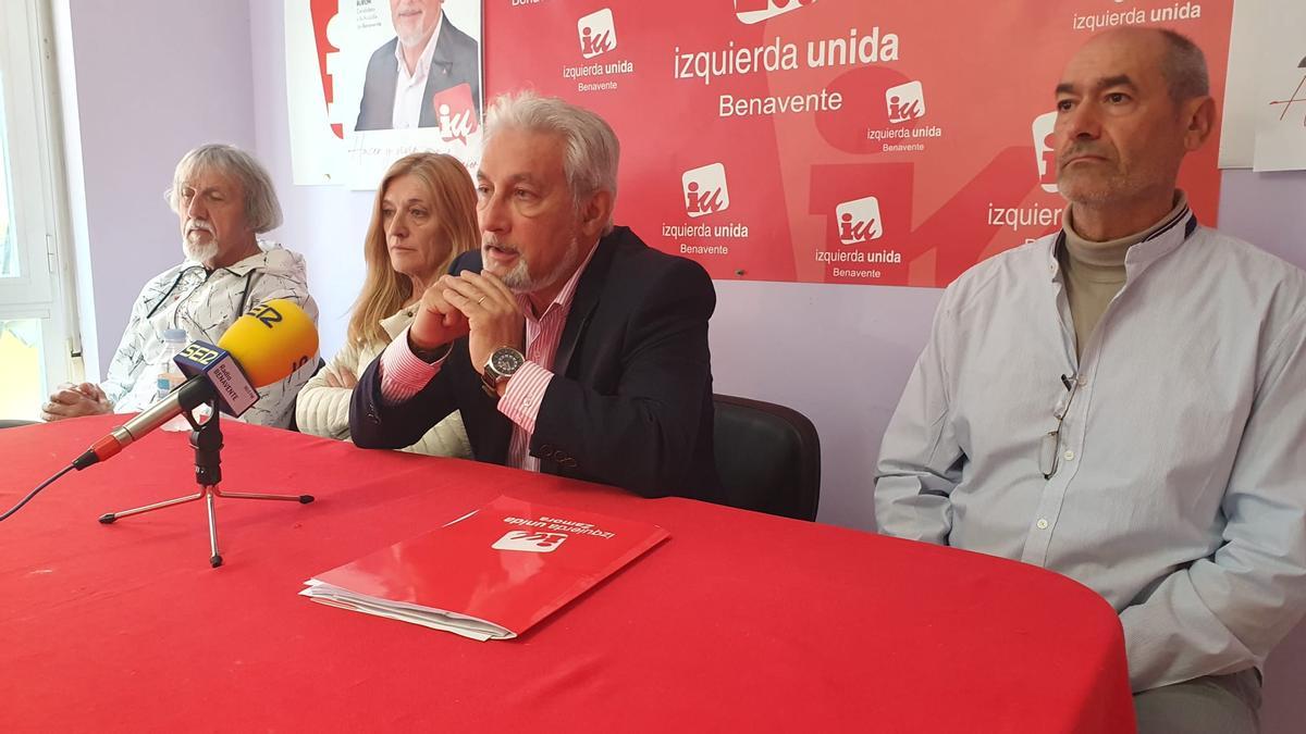 Manuel Burón con integrantes de la candidatura en su sede de la calle Herreros.