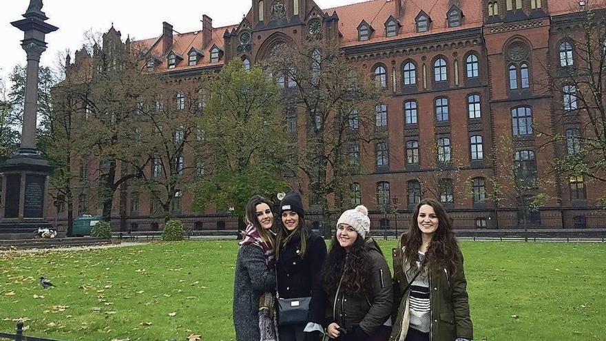 La estudiante de la Escuela de Arte y Superior de Diseño de Zamora (segunda por la derecha) junto a un grupo de amigas.