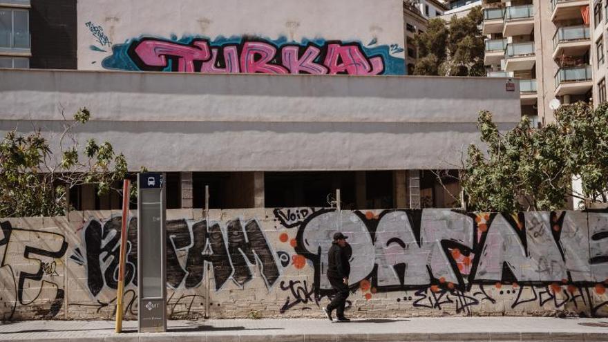 Los grafitis son una constante en el barrio de Cala Major.  | DM