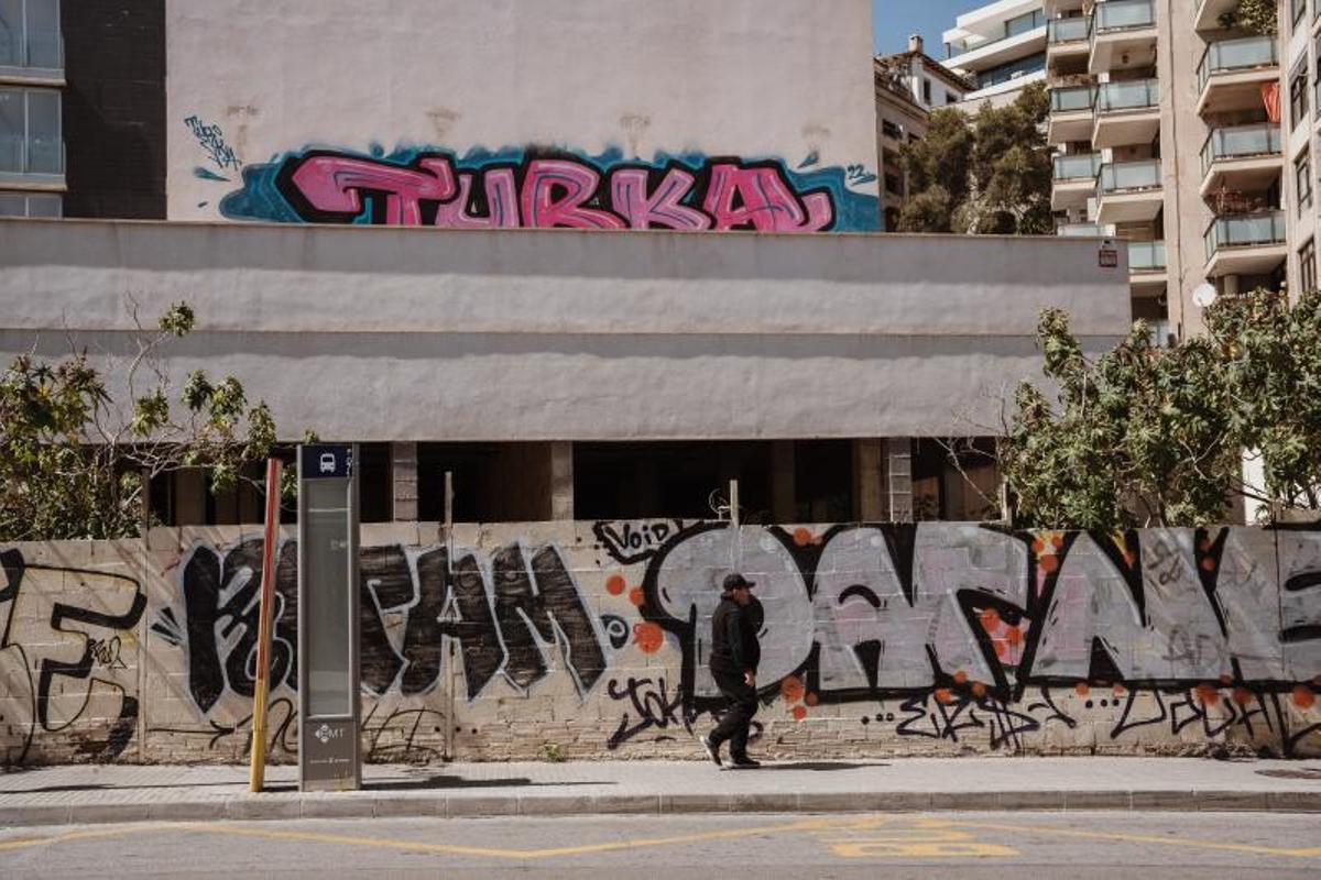 Los grafitis son una constante en el barrio de Cala Major. | DM