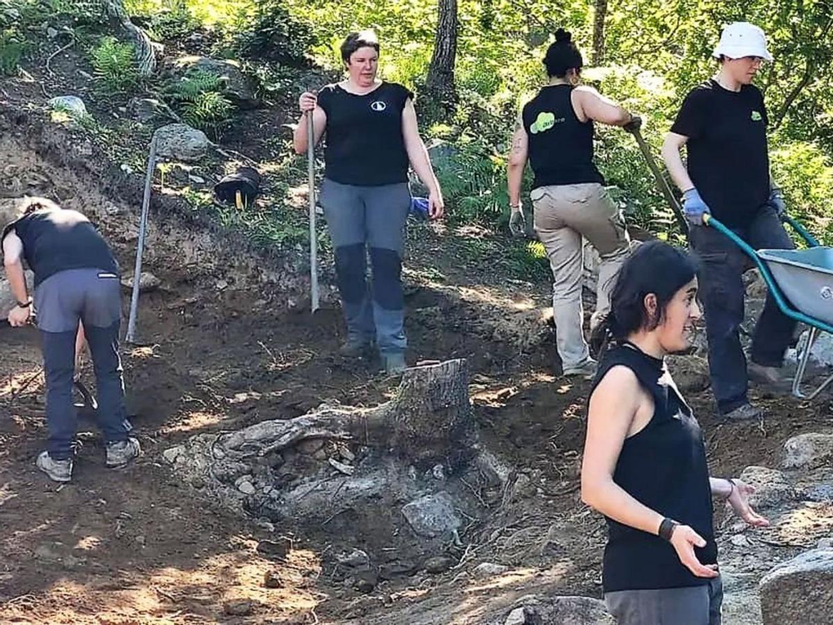 Parte del equipo de arqueología estos días en la excavación en el recinto de la Torre de Meira. |   // FDV