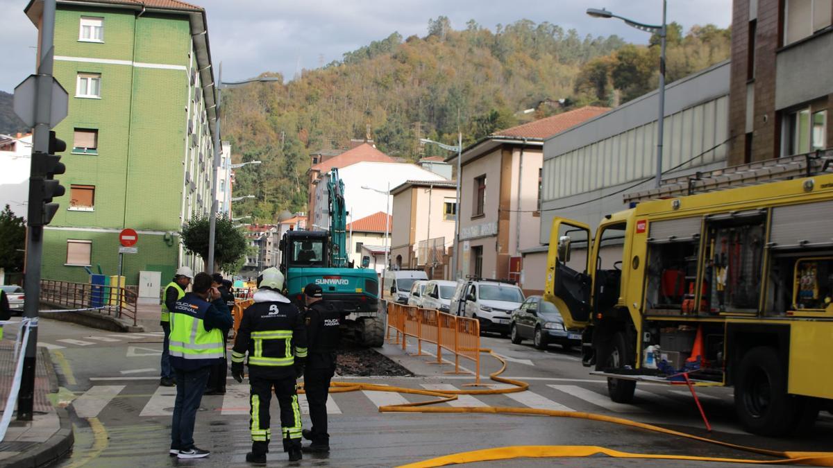 Bomberos, Policía Nacional y Policía Local, en la zona del escape, con el colegio Santiago Apóstol a la derecha.