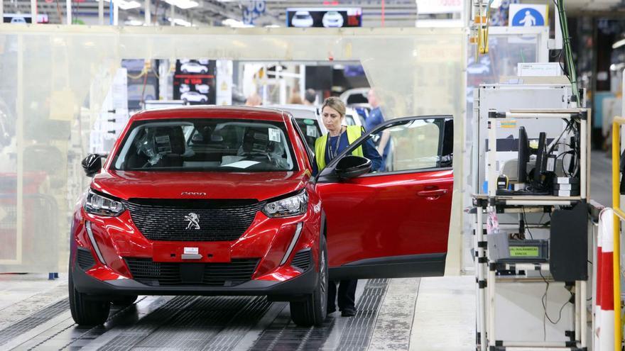 Un Peugeot 2008 en el Sistema 1 de la factoría de Stellantis Vigo. | // MARTA G. BREA