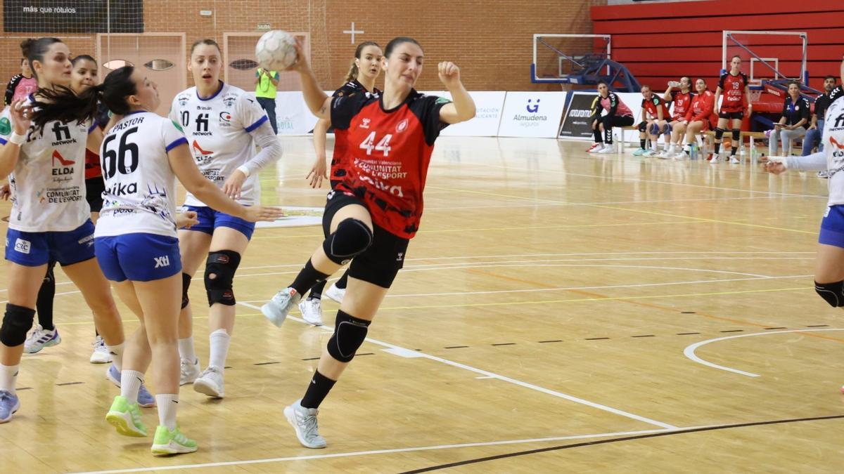Lucía Gámez en una acción del último partido en Elda.