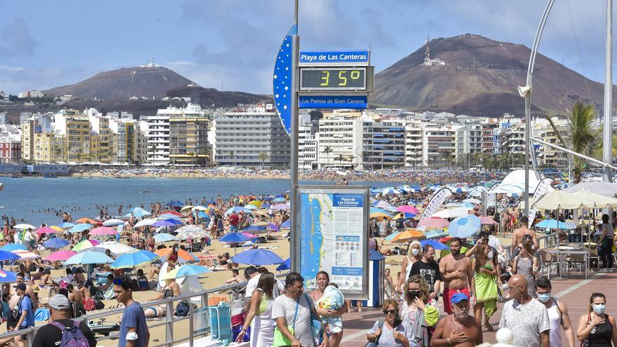 Lleno en la playa de Las Canteras en el último domingo de agosto