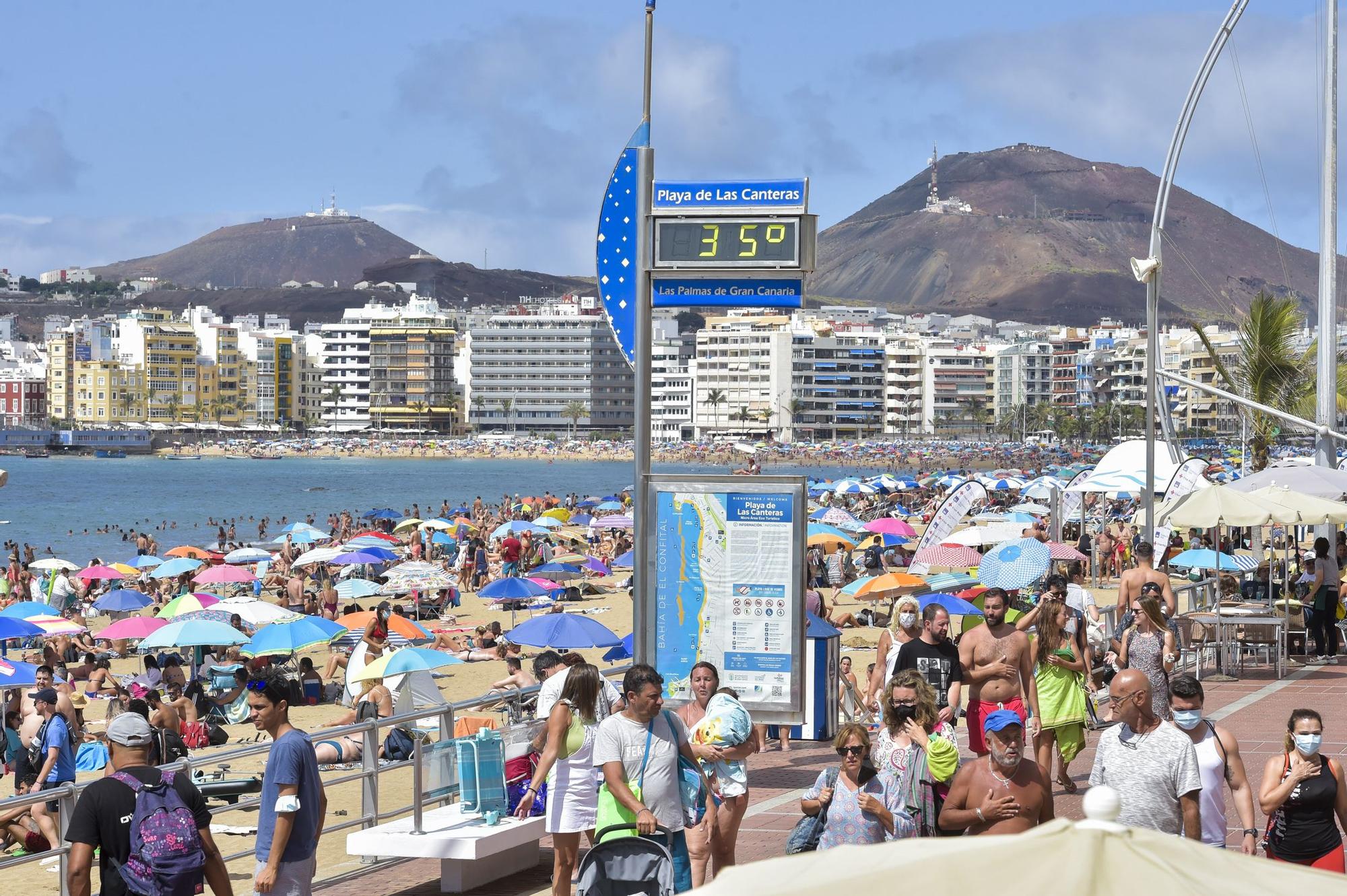 Lleno en la playa de Las Canteras en el último domingo de agosto