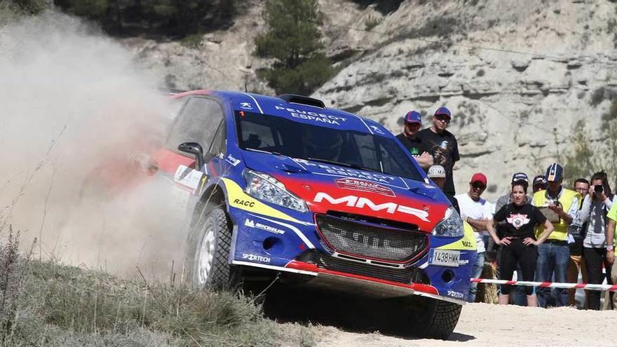 José Antonio Suárez pilotando con decisión el 208 N5 Maxi Rally sobre un tramo de tierra.