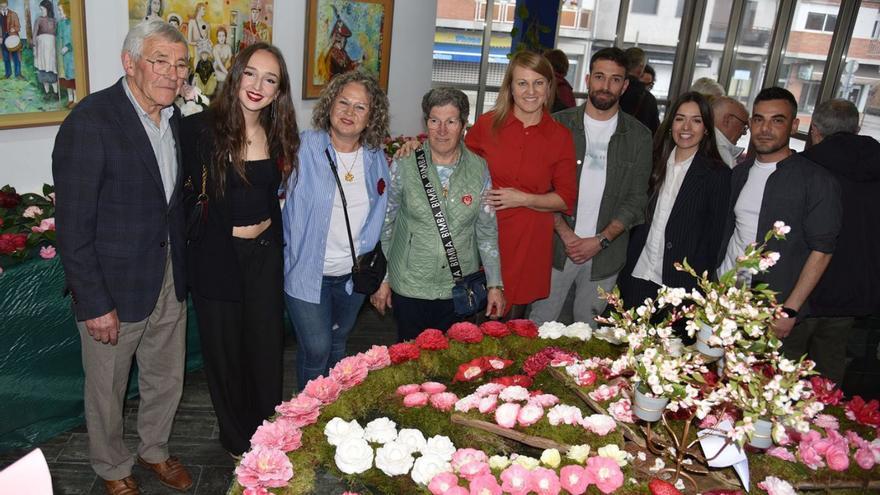 Ana, Mª del Pilar e Serafina, xunto con Antonio Rivero, da organización da mostra, a alcaldesa Loli Castiñeira e concelleiros do equipo de goberno local, na XV Xornadas da Camelia de Salceda de Caselas.   | // D. P.