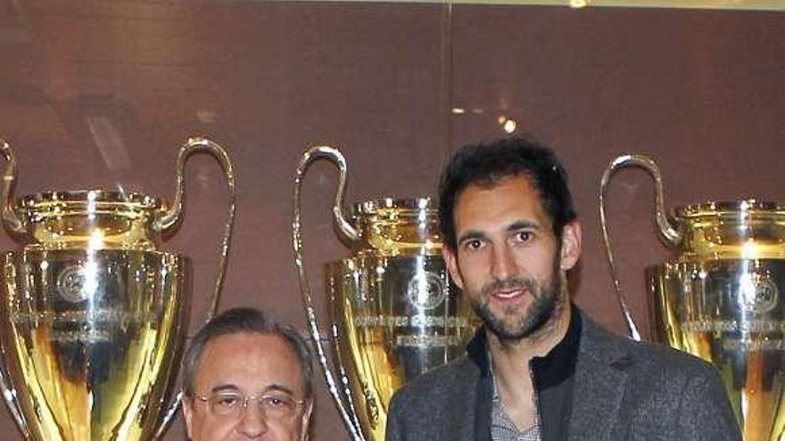 Diego López, junto a Florentino Pérez. // Efe