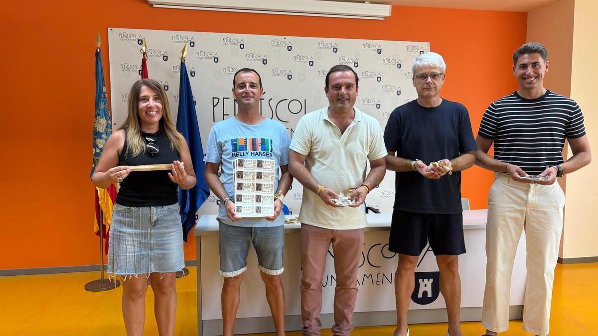 Las danzas de Peñíscola lanzan pulseras solidarias para colaborar con el futuro museo de los festejos.