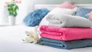 El liquido que debes echar a tu lavadora para salvar tus toallas viejas y ásperas: así volverán a estar suaves