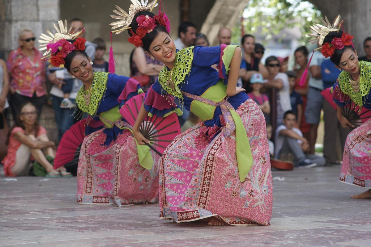 Conjunto Folklórico KTF Radha Sarisha de Indonesia.