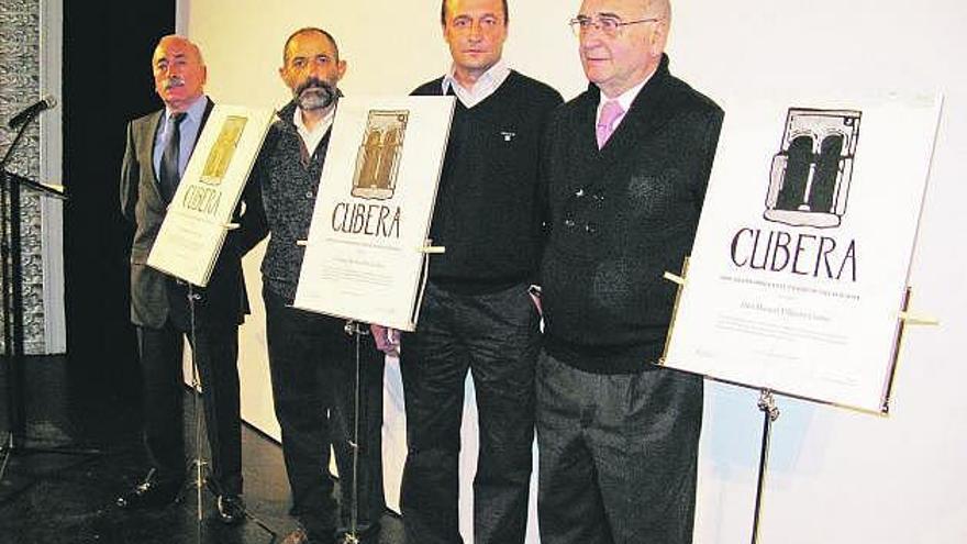 A la izquierda, los premiados Raimundo Parajón, José Luis Meana y Manuel Villazón, junto a Etelvino González. A la derecha, público asistente; en primera fila, Parajón y Villazón.