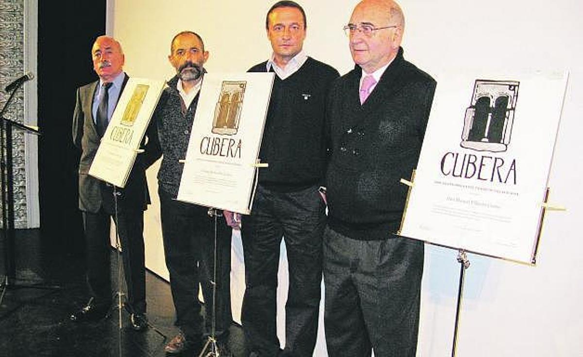 A la izquierda, los premiados Raimundo Parajón, José Luis Meana y Manuel Villazón, junto a Etelvino González. A la derecha, público asistente; en primera fila, Parajón y Villazón.