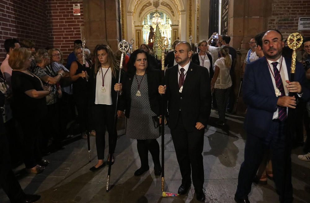 La imagen del Señor es trasladada en unas andas acompañado de la Banda de Zamarrilla, de cara a la procesión extraordinaria de este sábado