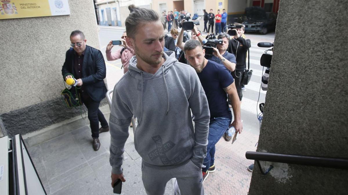 Maiki Fernández, entrando ayer en la comisaría de policía de Elda