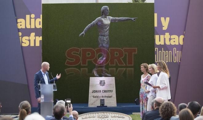 El FC Barcelona ha inaugurado esta tarde la estatua realizada en homenaje a Johan Cruyff, en la esplanada del Camp Nou.