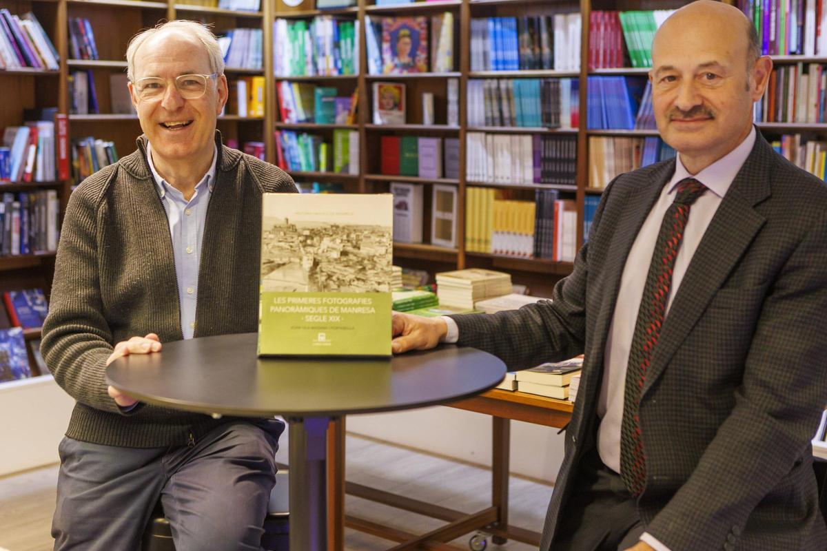 L'autor del llibre, Joan Vila-Masana i l'editor, Antoni Daura, amb el llibre