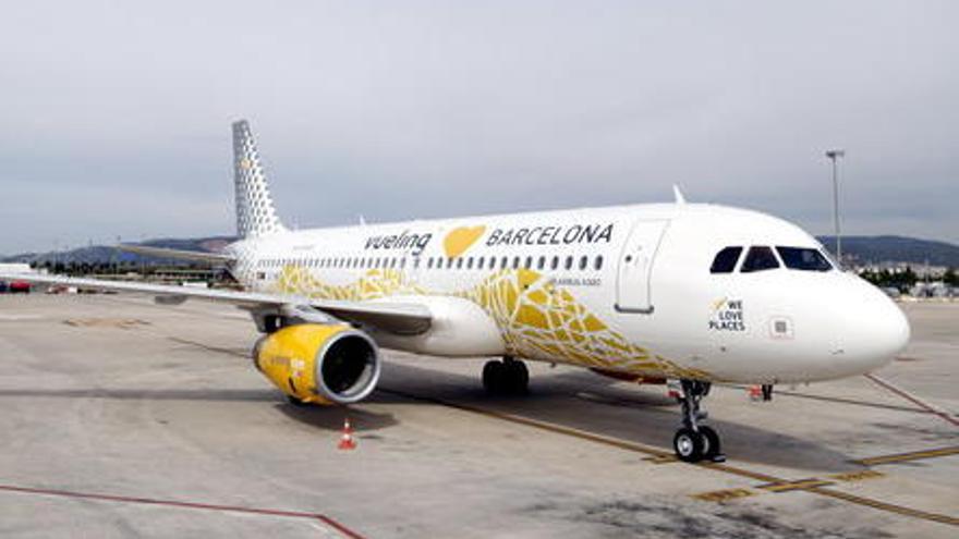 Treball vol sancionar Vueling amb 30.000 euros per exigir maquillatge i talons a les hostesses