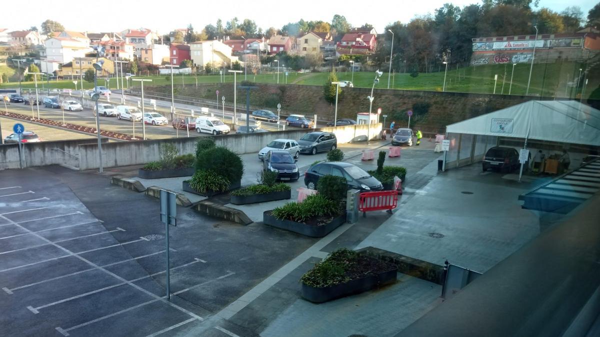 Largas colas este martes en el Auto-COVID del hospital Álvaro Cunqueiro, en Vigo, para someterse a una PCR.