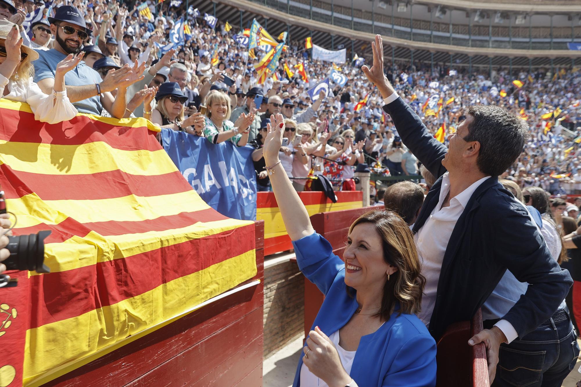 La plaza de toros de Valencia se ha llenado con 12.000 personas para asistir al acto central de campaña del PP