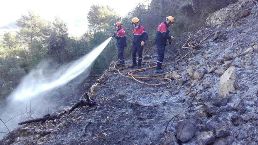 Los bomberos trabajan en el incendio de Pego.