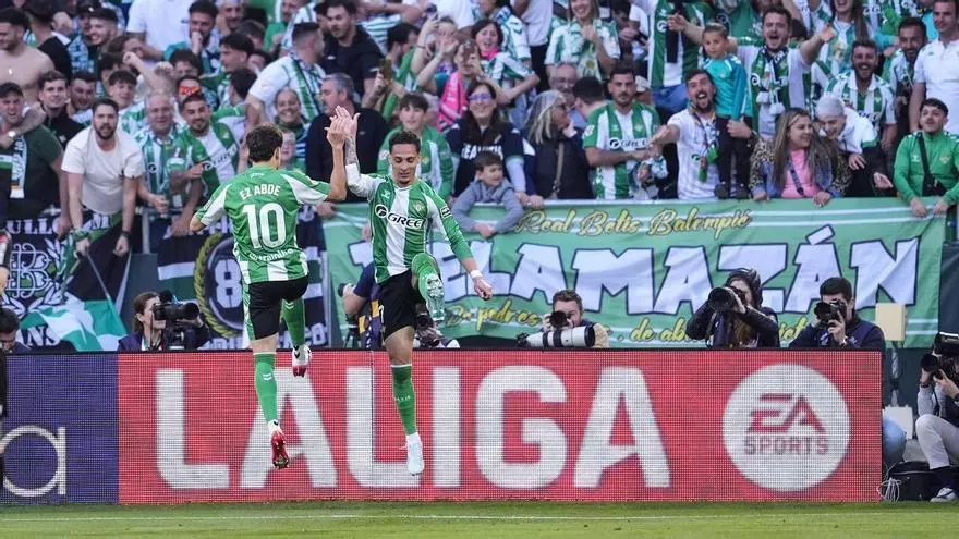 Obra de arte verdiblanca: Abde desborda y Antony marca de chilena