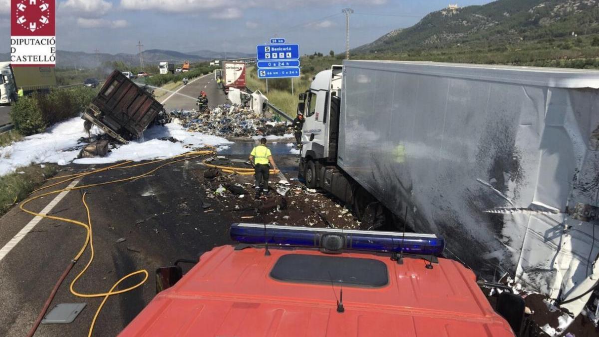 Un muerto y cuatro heridos en un accidente entre varios vehículos en la AP-7 en Alcalà de Xivert